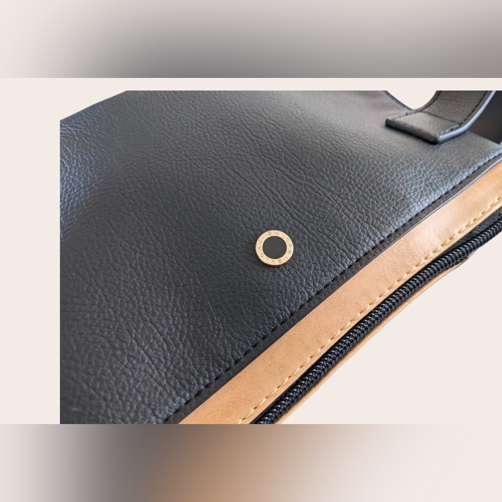 BVLGARI for Emirates Black Pebbled Leather Pochette Wristlet⭐️Italian Luxury - Picture 2 of 13